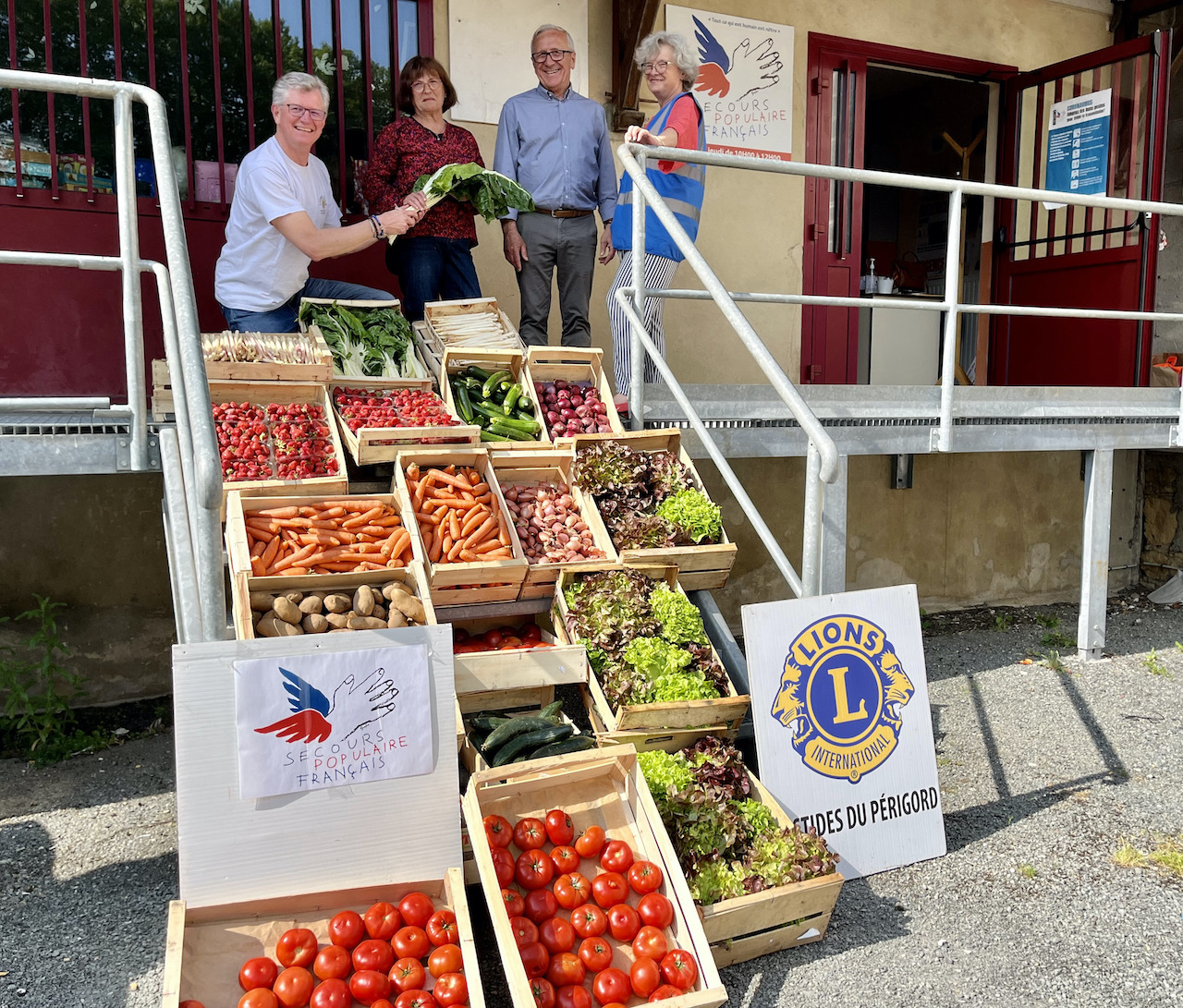 Une photo du Lions Club des bastides du Périgord avec le Secours populaire.